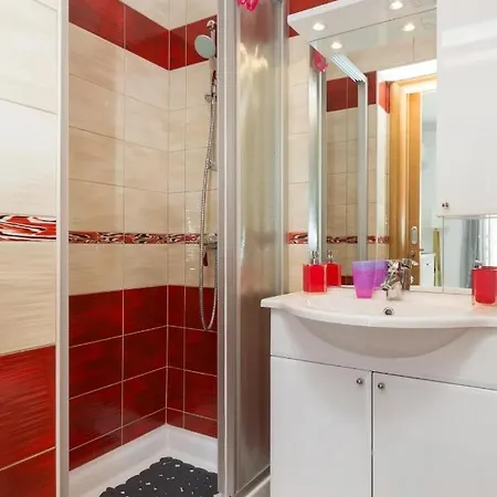 아파트 Stuck In The Moment