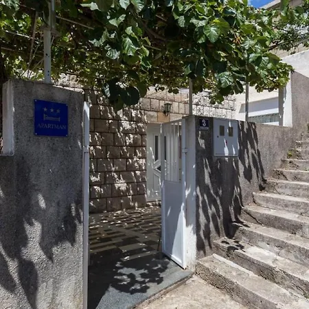 Stuck In The Moment 아파트