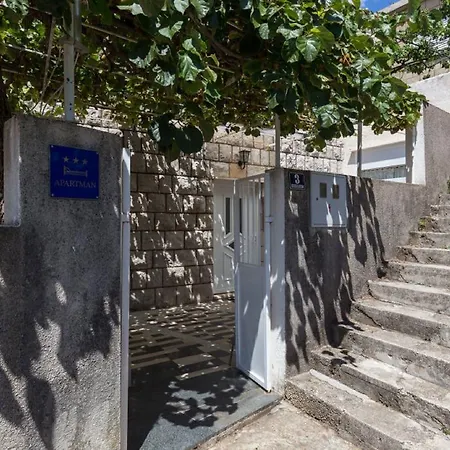 Apartment Stuck In The Moment *